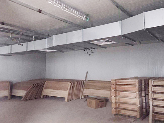 2、家具平衡養(yǎng)生：以“EMC”為基準(zhǔn)，研發(fā)出多功能平衡干燥機(jī)，用于家具半成品的恒溫恒濕平衡養(yǎng)生